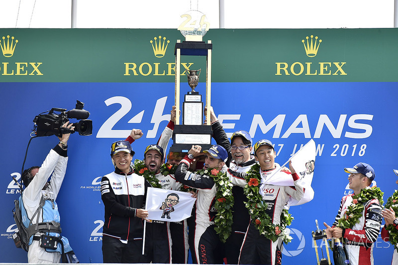 Podio general: Sébastien Buemi, Kazuki Nakajima, Fernando Alonso, Toyota Gazoo Racing