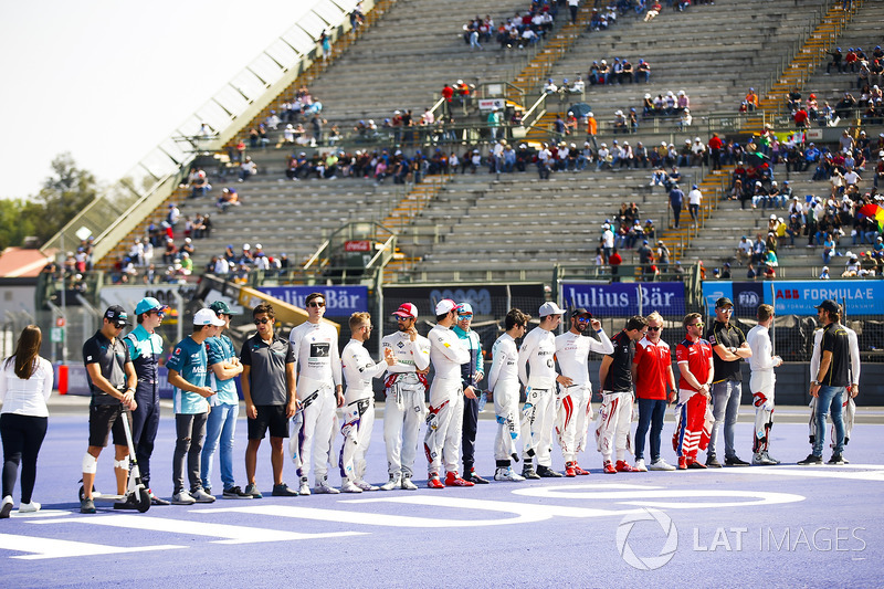 Drivers start a mexican wave in the stadium
