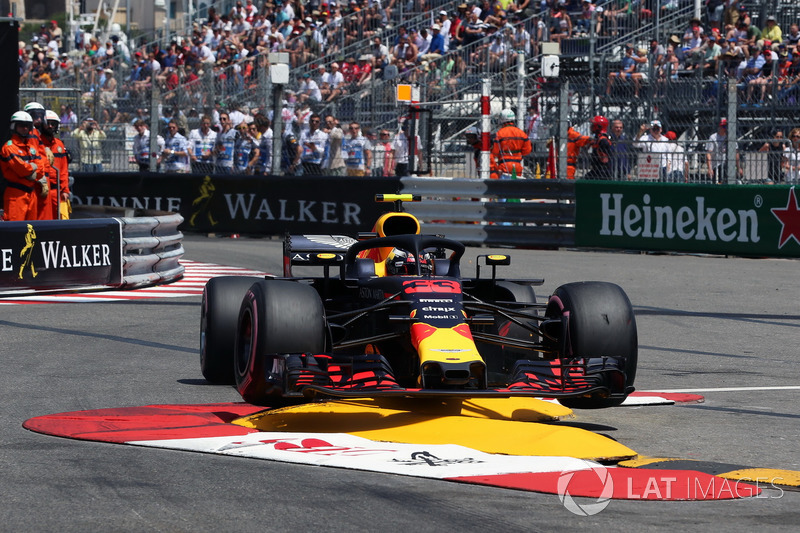 Max Verstappen, Red Bull Racing RB14, va a sbattere contro le barriere