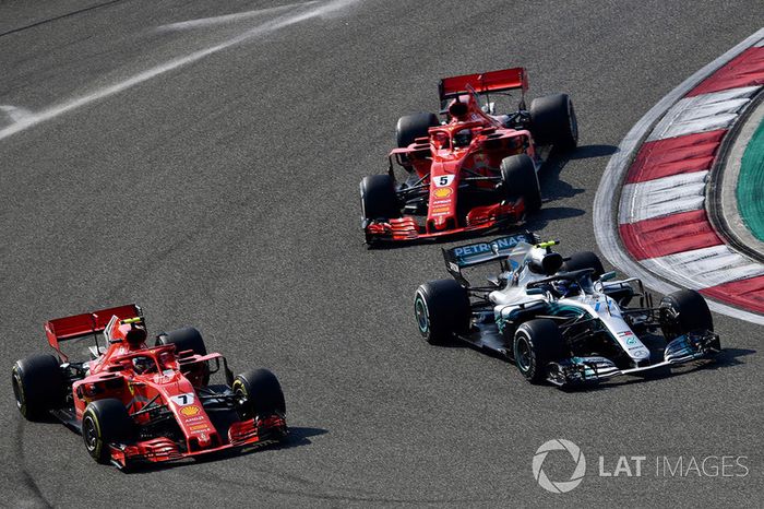 Kimi Raikkonen, Ferrari SF71H,  Valtteri Bottas, Mercedes-AMG F1 W09 EQ Power  y Sebastian Vettel, Ferrari SF71H
