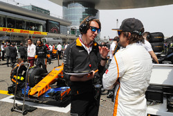 Fernando Alonso, McLaren, on the grid with an engineer