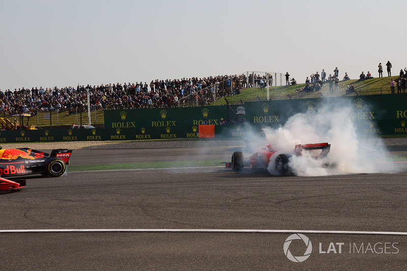 Max Verstappen, Red Bull Racing RB14 en Sebastian Vettel, Ferrari SF71H clashen