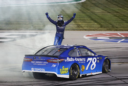 Martin Truex Jr., Furniture Row Racing, Toyota Camry Auto-Owners Insurance celebrates