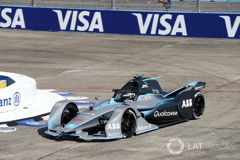 Aksi mobil baru Formula E saat melibas Sirkuit Templehof