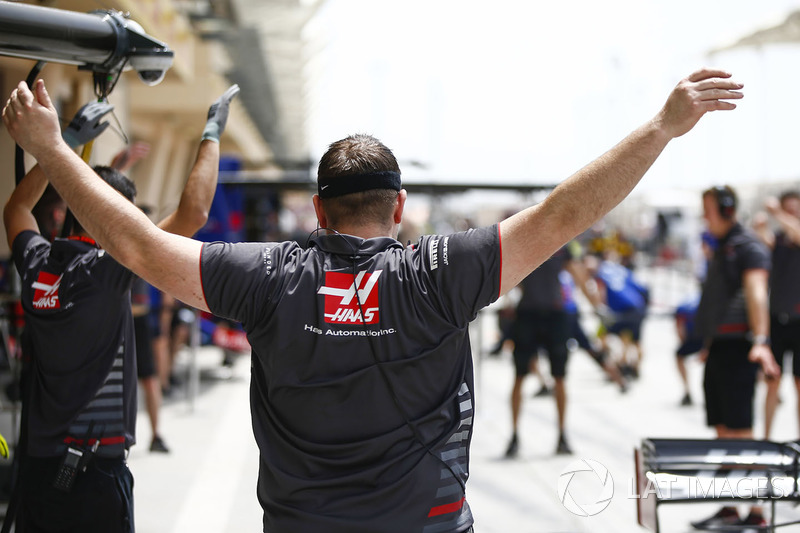 Haas Mechanic preparing for pit stop practice