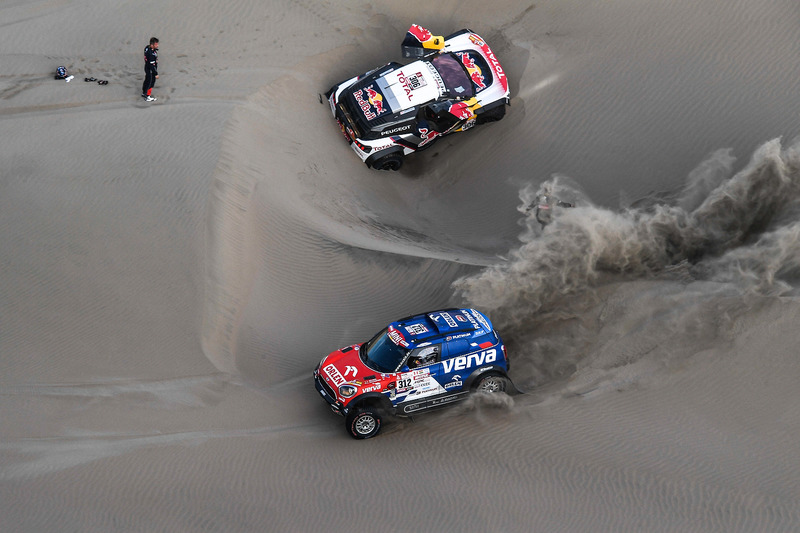 #312 X-Raid Team Mini: Jakub Przygonski, Tom Colsoul, #306 Peugeot Sport Peugeot 3008 DKR: Sébastien Loeb, Daniel Elena