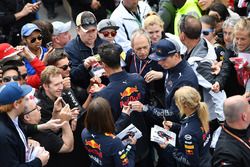 Daniel Ricciardo, Red Bull Racing y Max Verstappen, Red Bull Racing firma autógrafos para los fanáticos