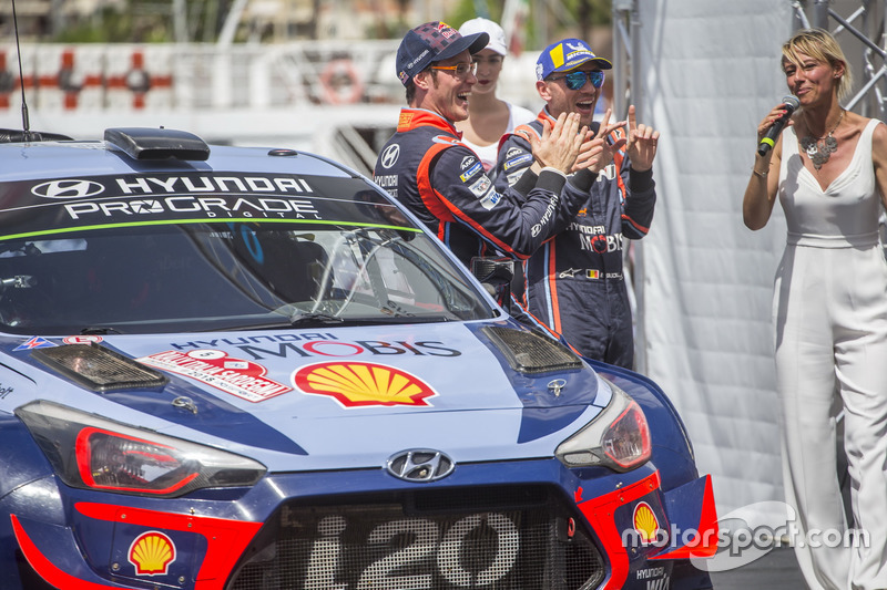 I vincitori Thierry Neuville, Nicolas Gilsoul, Hyundai Motorsport Hyundai i20 Coupe WRC