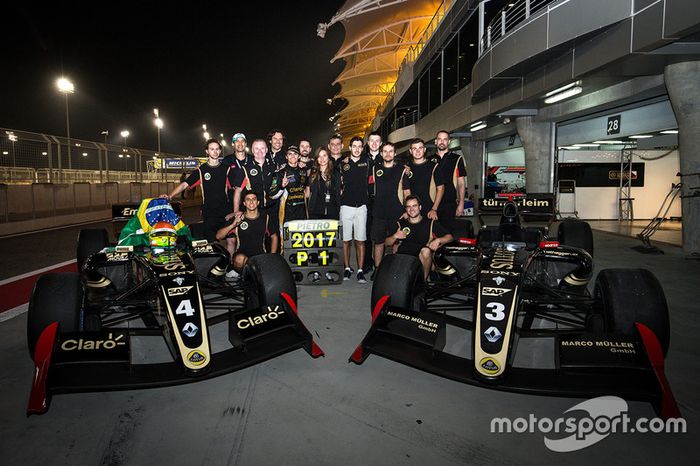 Campeón 2017 Pietro Fittipaldi, Lotus, celebra con el equipo