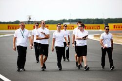 Gil de Ferran, Stoffel Vandoorne, McLaren, and other McLaren team members during track walk