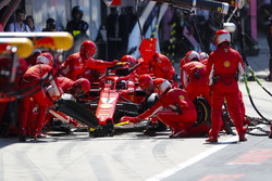 Kimi Raikkonen, Ferrari SF71H, dans les stands