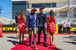 Sergio Perez, Sahara Force India y Brendon Hartley, Scuderia Toro Rosso en el desfile de pilotos