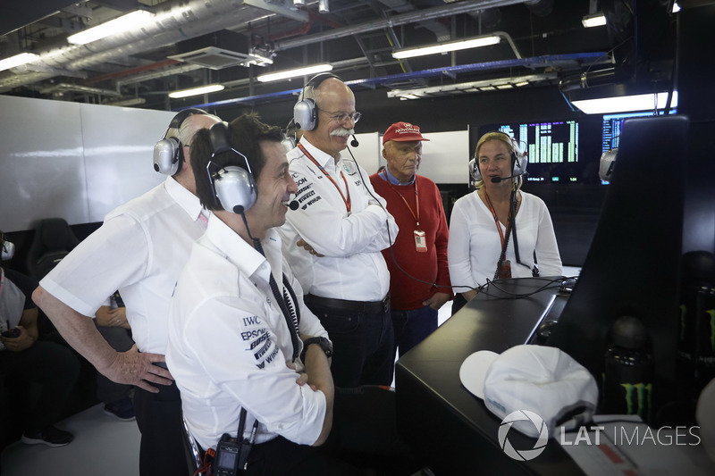 Toto Wolff, Executive Directeur Mercedes AMG F1, Dr Dieter Zetsche, CEO, Mercedes Benz, Niki Lauda, Non-Executive Voorzitter, Mercedes AMG F1, kijken toe hoe Valtteri Bottas, Mercedes AMG F1, de pole pakt