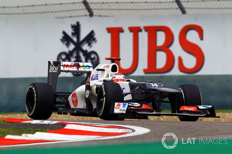 В это сложно сейчас поверить, но настоящей грозой топ-команд была Sauber. В ней выступали талантливый новичок Серхио Перес и дерзкий японец Камуи Кобаяши. Команда еще принадлежала Петеру Зауберу, но руководила ей уже Мониша Кальтенборн