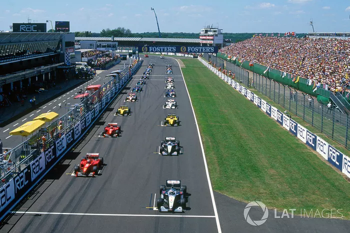 Para Schumacher, la carrera no fue bien desde el principio. Tuvo un mal inicio y perdió posición con Coulthard e Irvine.