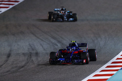 П'єр Гаслі, Toro Rosso STR13 Honda, Льюіс Хемілтон, Mercedes AMG F1 W09