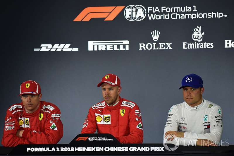 Le poleman Sebastian Vettel, Ferrari, le deuxième, Kimi Raikkonen, Ferrari, le troisième, Valtteri Bottas, Mercedes AMG F1 lors de la conférence de presse