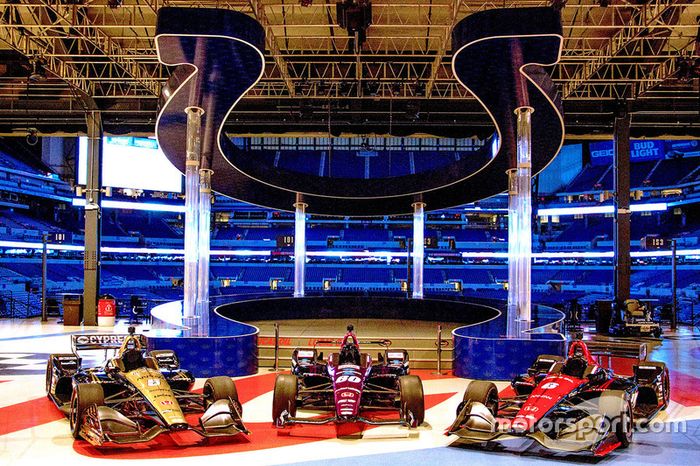 Presentación Schmidt Peterson Motorsports detrás el Lucas Oil Stadium