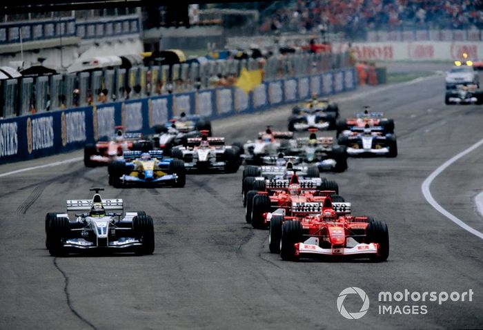 Ralf Schumacher, BMW Williams FW25, Michael Schumacher, Ferrari F2002, luchando por el liderato de la carrera
