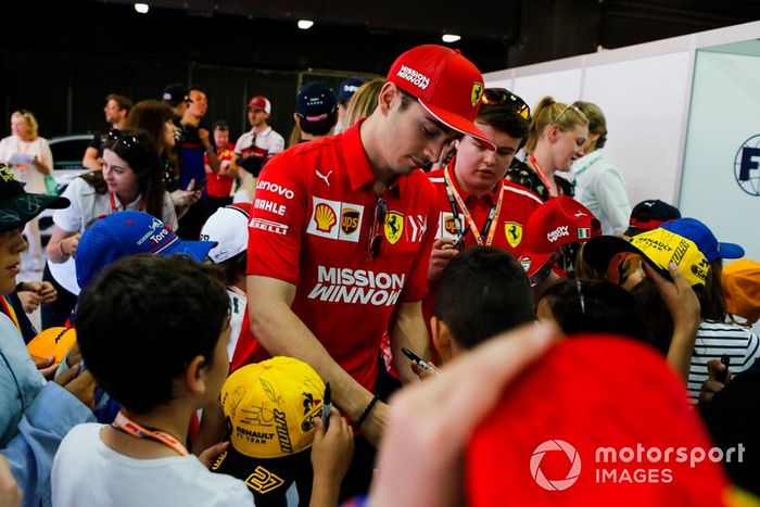 Charles Leclerc, Ferrari,  firma autógrafos para los jóvenes aficionados 