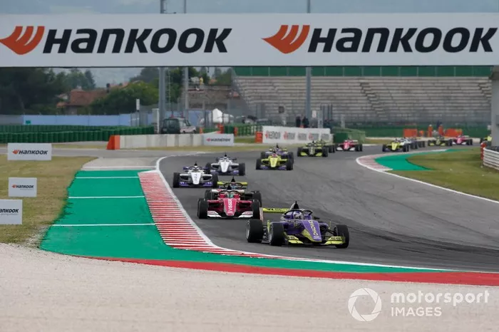 Jamie Chadwick leads