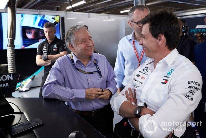 Jean Todt, Presidente de la FIA con Toto Wolff, Director Ejecutivo (Negocios) de Mercedes AMG, en el garaje de Mercedes