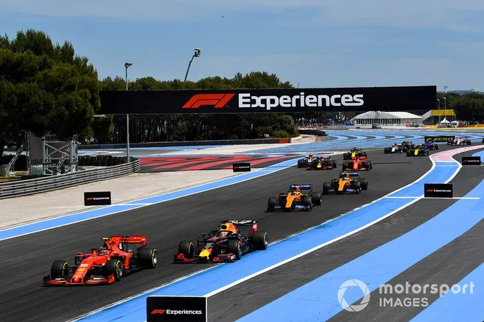 Charles Leclerc, Ferrari SF90, Max Verstappen, Red Bull Racing RB15, Carlos Sainz Jr., McLaren MCL34,Lando Norris, McLaren MCL34,  en la vuelta de formación