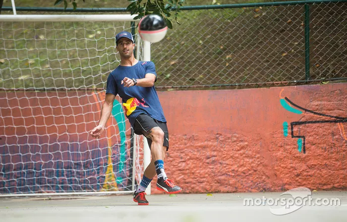 Max Verstappen y Daniel Ricciardo, Red Bull Racing juegan Futsal en Brasil