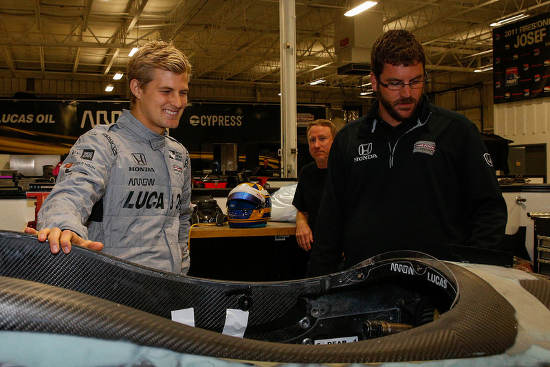 Marcus Ericsson ajuste del asiento en Schmidt Peterson Motorsports
