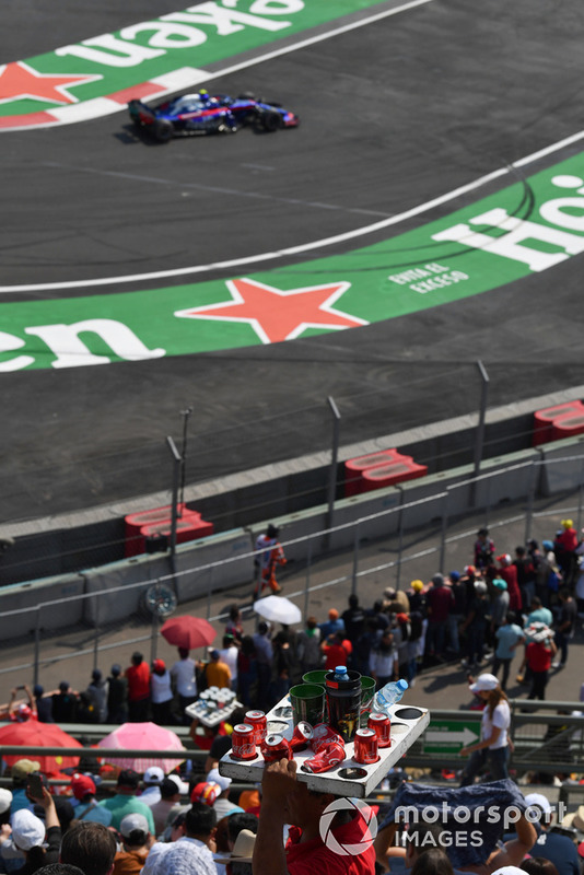 Venditore di birra e Pierre Gasly, Toro Rosso STR13