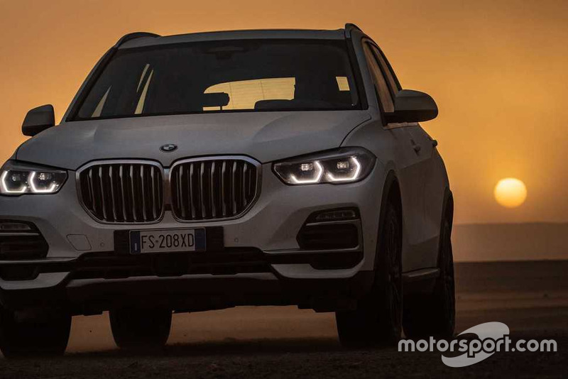 BMW X5 sur le circuit de Monza recréé dans le désert