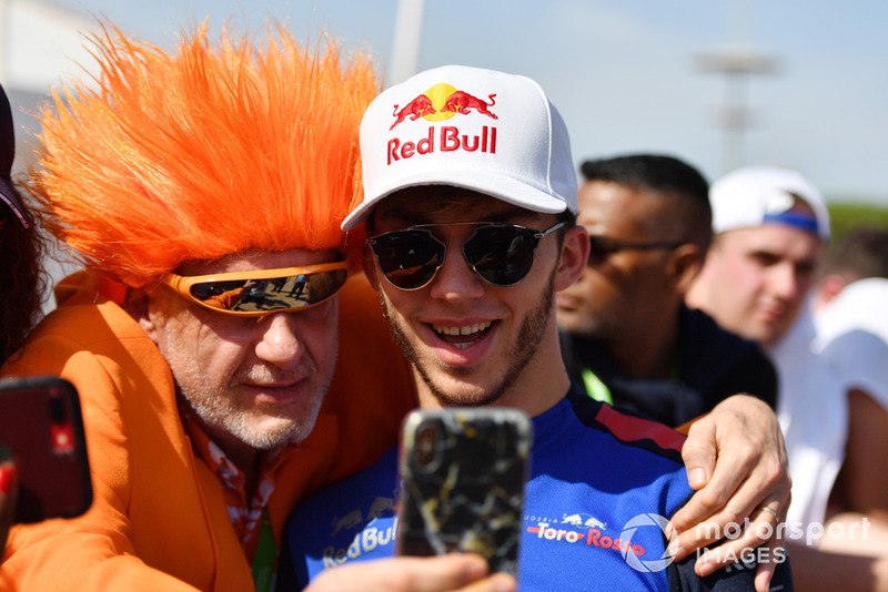 Pierre Gasly, Scuderia Toro Rosso fans selfie
