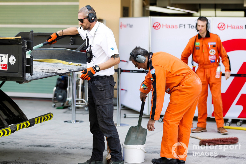 Des commissaires et des mécaniciens Haas F1 ramènent la voiture de Pietro Fittipaldi Haas F1 Team VF-18 sur un camion