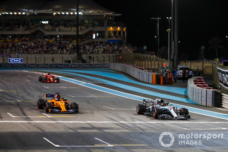 Lewis Hamilton, Mercedes AMG F1 W09 EQ Power+, Fernando Alonso, McLaren MCL33, et Sebastian Vettel, Ferrari SF71H, arrivent sur la grille après la course
