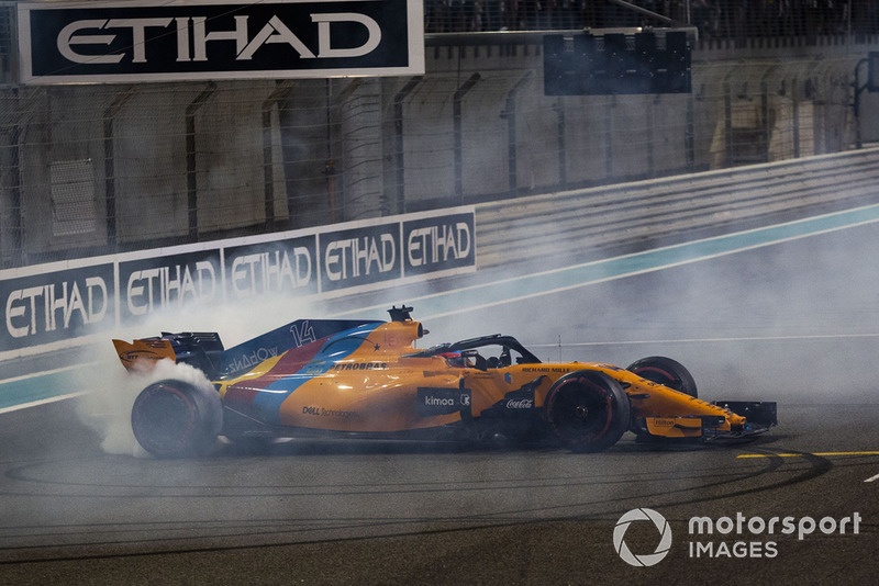 Fernando Alonso, McLaren MCL33 hace donas al final de la última carrera
