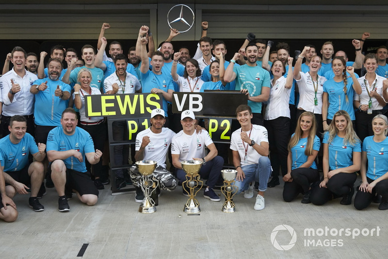 Le vainqueur Lewis Hamilton, Mercedes AMG F1 fête la victoire avec Valtteri Bottas, Mercedes AMG F1, George Russell, Mercedes AMG F1 et le reste de l'équipe