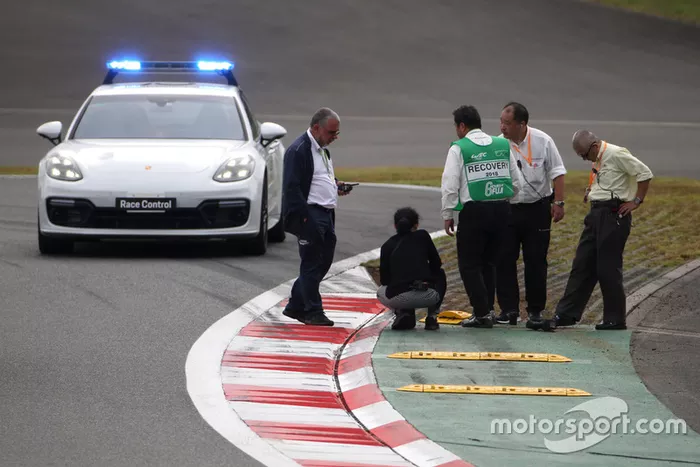 Oficiales trabajan para reparar un bordillo dañado