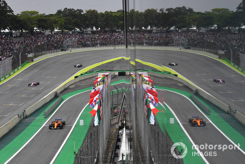 Fernando Alonso, McLaren MCL33 en un reflejo
