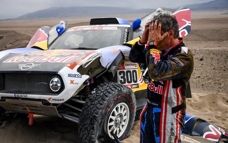 После аварии: Карлос Сайнс и Лукас Крус, X-raid MINI JCW Rally Team, MINI JCW Buggy (№300)