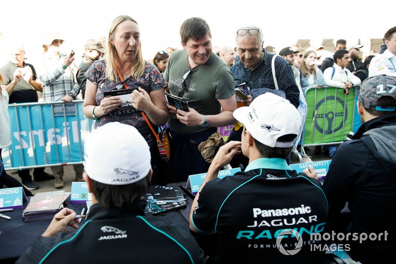 Nelson Piquet Jr., Jaguar Racing, Mitch Evans, Jaguar Racing, firma autógrafos para los aficionados.