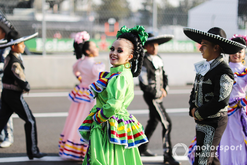 Mexican dancers in the pit lane
