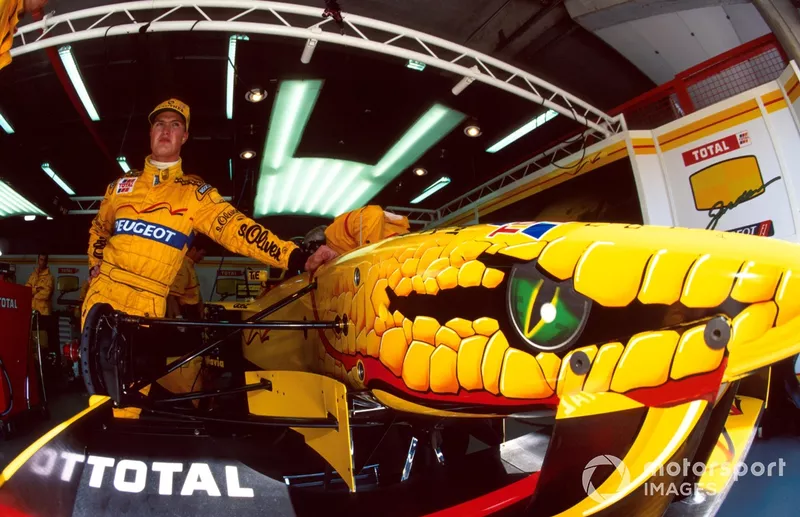 ラルフ・シューマッハ（GER）、ジョーダン197とピットでのシャークノーズ・ジョーダン 1997年6月29日、F1世界選手権第8戦フランスGP、マニクール（フランス）。