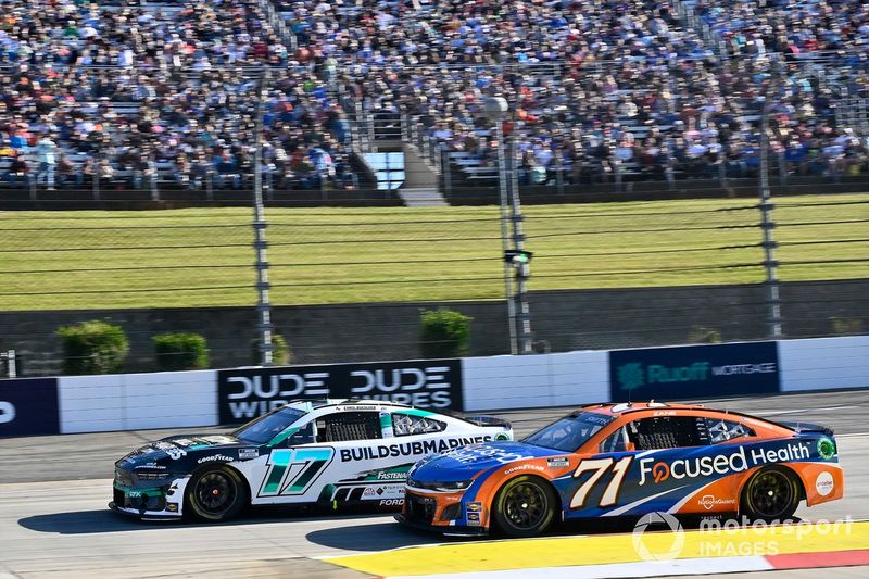 Chris Buescher, RFK Racing, BuildSubmarines.com Ford Mustang y Zane Smith, Spire Motorsports, Focused Health Chevrolet Camaro