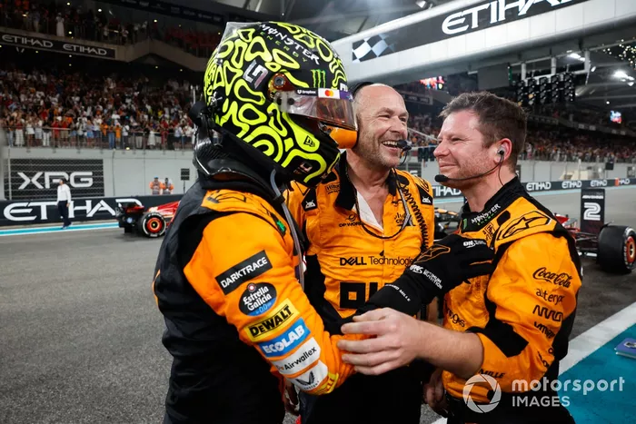 Lando Norris, McLaren F1 Team, vainqueur de la course, célèbre avec ses coéquipiers.