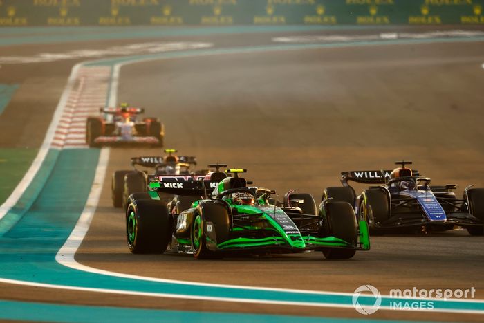 Zhou Guanyu, Stake F1 Team KICK Sauber C44, Alex Albon, Williams FW46, Jack Doohan, Alpine A524, Franco Colapinto, Williams FW46, Yuki Tsunoda, RB F1 Team VCARB 01, en la salida.