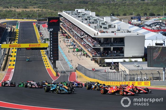 Carlos Sainz, Ferrari SF-24, Charles Leclerc, Ferrari SF-24, Pierre Gasly, Alpine A524, Fernando Alonso, Aston Martin AMR24, Oscar Piastri, McLaren MCL38, el resto de la parrilla en la salida.