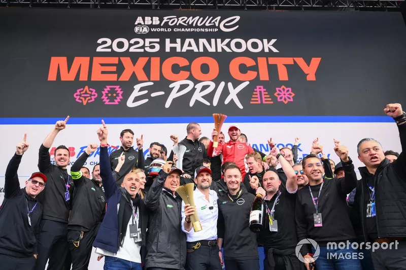 Oliver Rowland, vainqueur de la course, Nissan Formula E Team, Tommaso Volpe, directeur général et directeur de l'équipe Nissan Formula E Team, célèbrent la victoire sur le podium.
