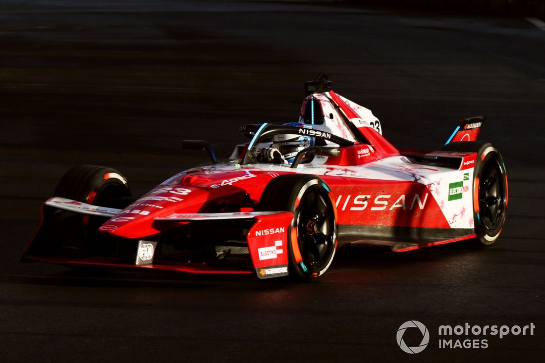 El británico Oliver Rowland al volante del Nissan e-4ORCE 05 del equipo Nissan de Fórmula E