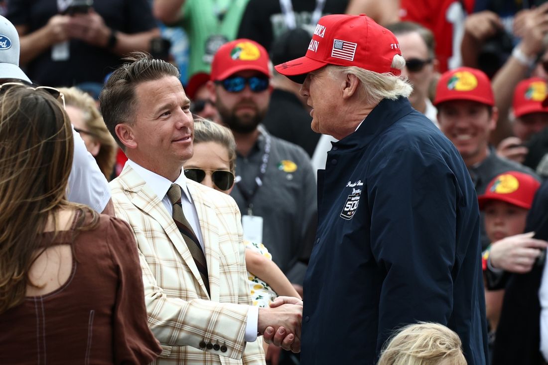 Prezydent USA Donald Trump został powitany przez Franka Kellehera, prezesa Daytona International Speedway