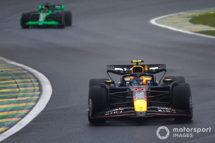 Sergio Pérez, Red Bull Racing RB20, Valtteri Bottas, Stake F1 Team KICK Sauber C44